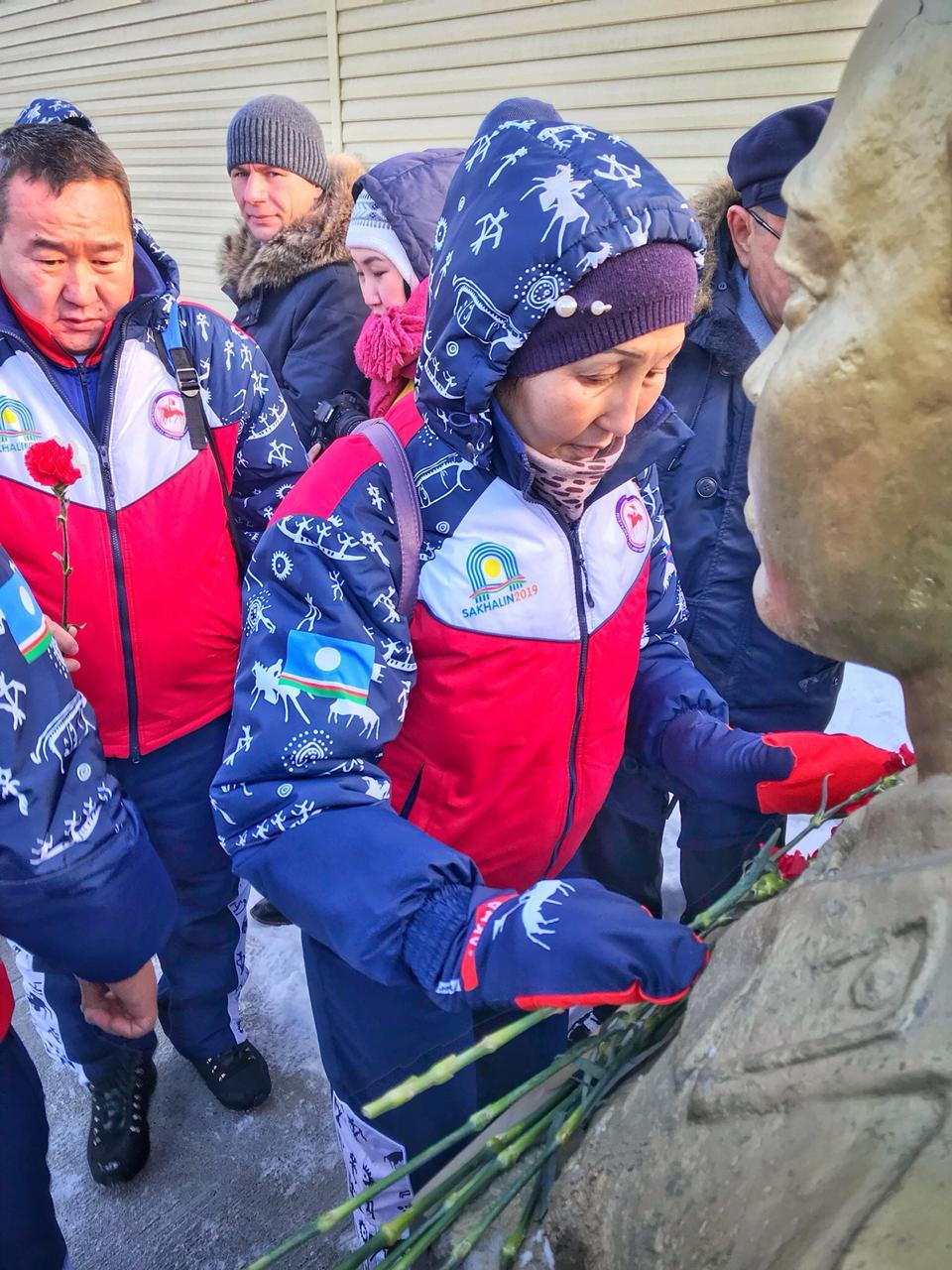 Якутская делегация возложила цветы к памятнику якутянину Филиппу Лобанову на Сахалине