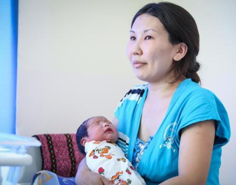 Айсен Николаев подписал указ о поддержке рождаемости