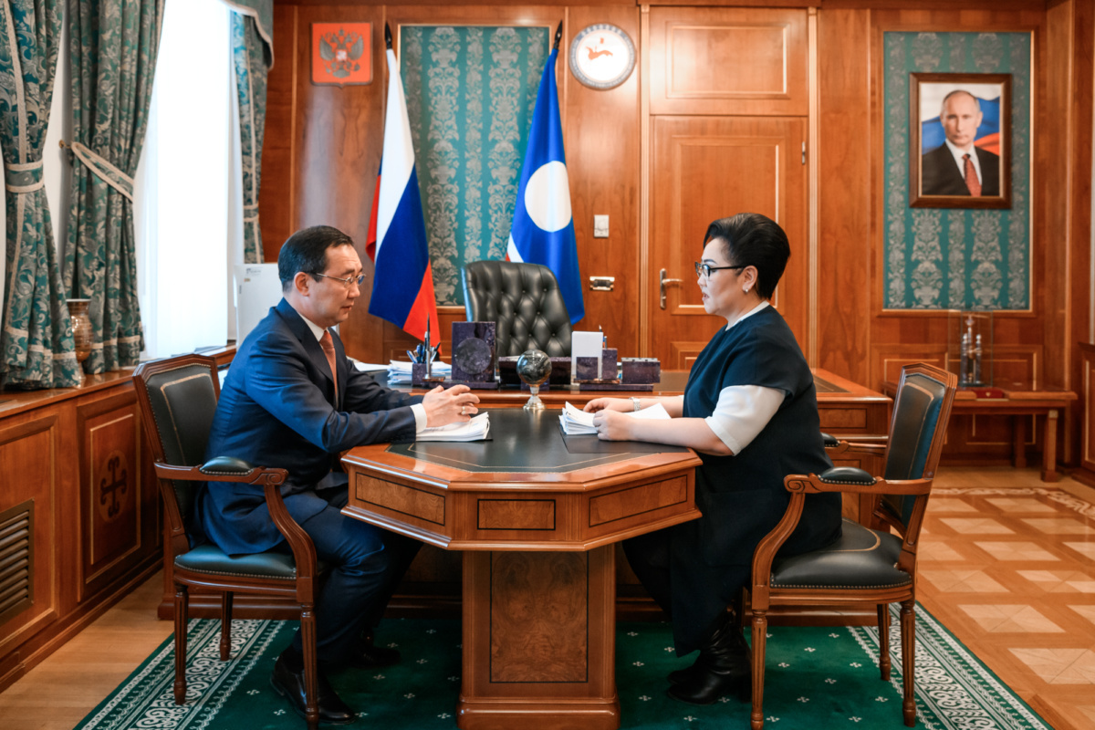 Айсен Николаев провёл рабочую встречу с Уполномоченным по правам человека в Якутии Сарданой Гурьевой