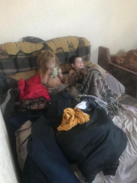 В Якутии полицейские забрали троих малышей у матери, злоупотребляющей алкоголем