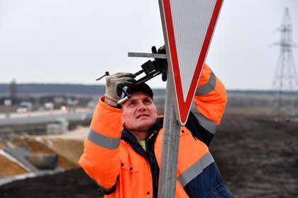 В ГИБДД решили поменять дорожные знаки по всей стране