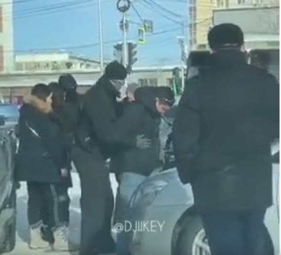 В Якутии оперативники ФСБ задержали мужчин при получении взятки (видео)