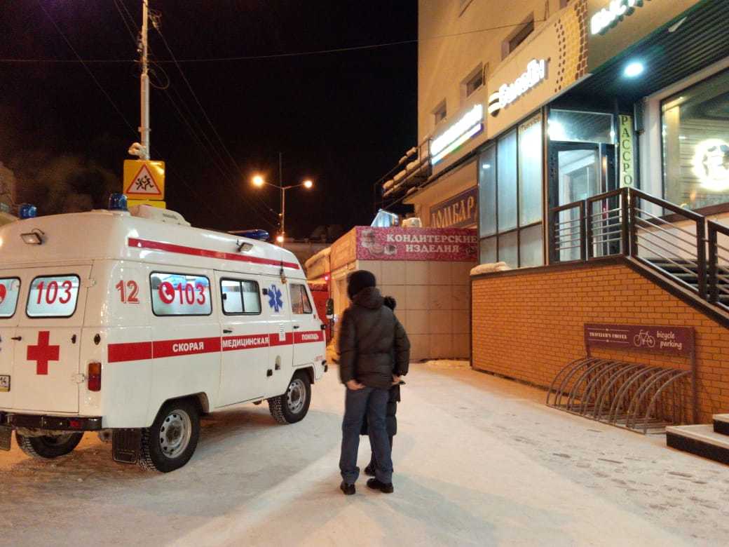 Фотофакт: В Якутске женщина, поскользнувшись, получила травмы