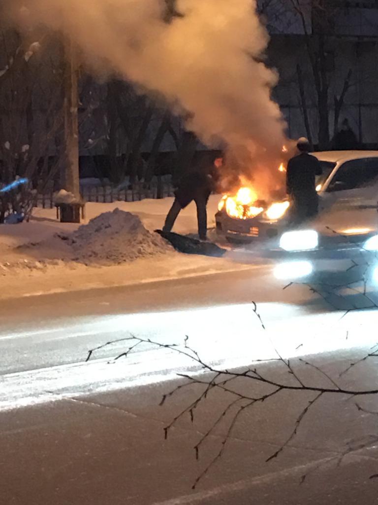 Фотофакт: В центре Якутска загорелся автомобиль