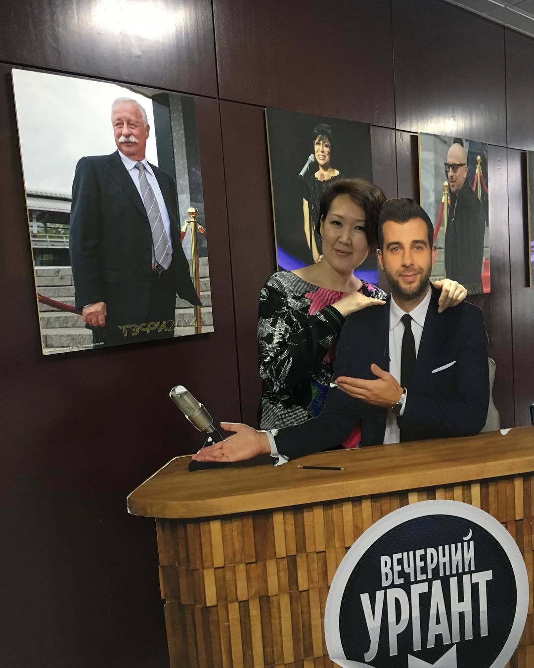 Якутяне подарили Ивану Урганту серебряный галстук-бабочку