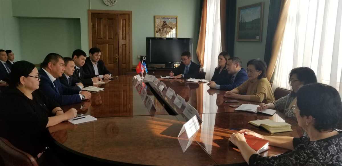 Сардана Авксентьева провела рабочую встречу с делегацией Кыргызской республики