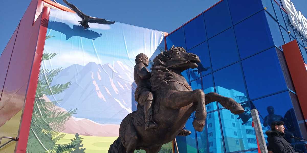 В Автодорожном округе открыли памятник  «Саха Эр киһитэ» (памятник якутскому мужчине)