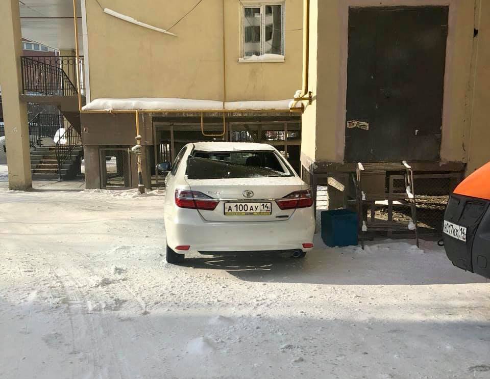 На автомобиль мэра Якутска рухнул пласт снега