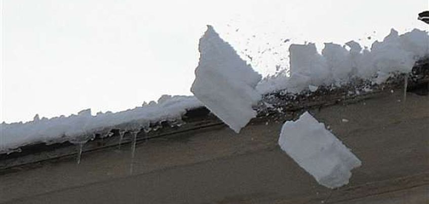 В Якутии ребенок умер из-за падения снега с крыши