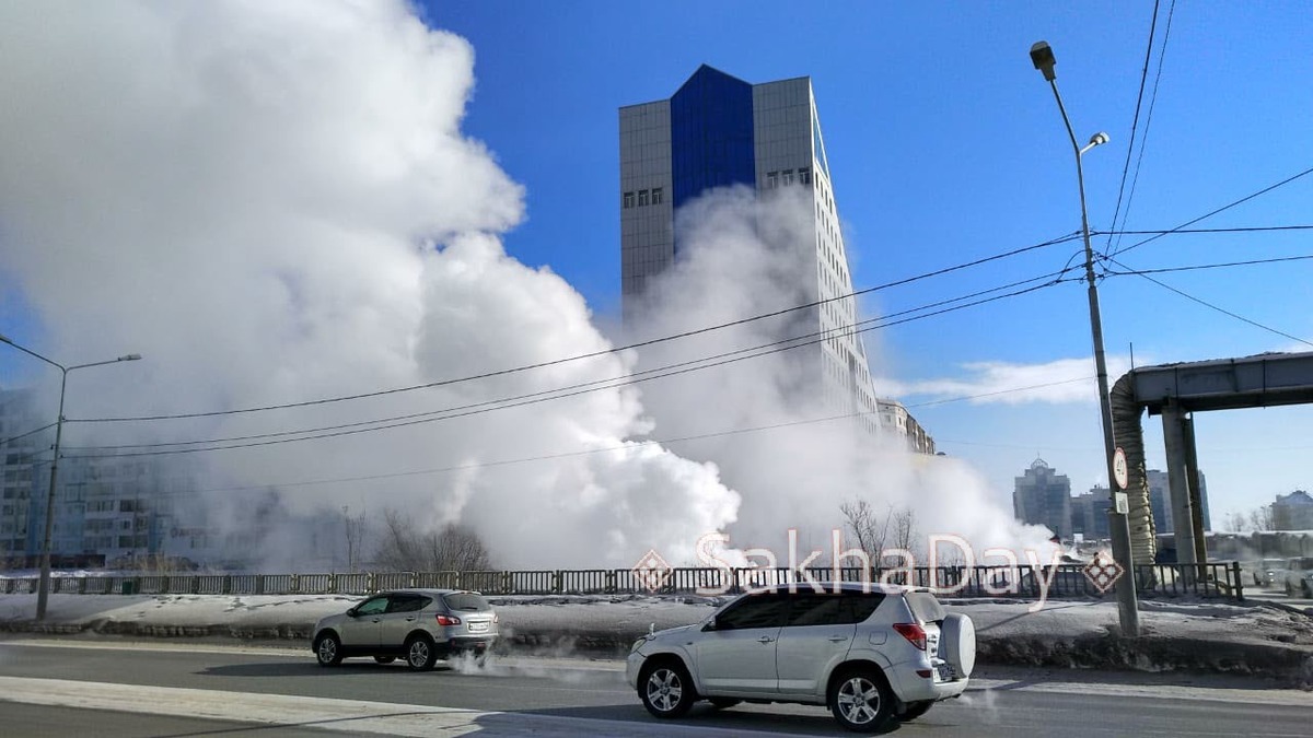 Фотофакт: Коммунальная авария у "Бригантины" в Якутске