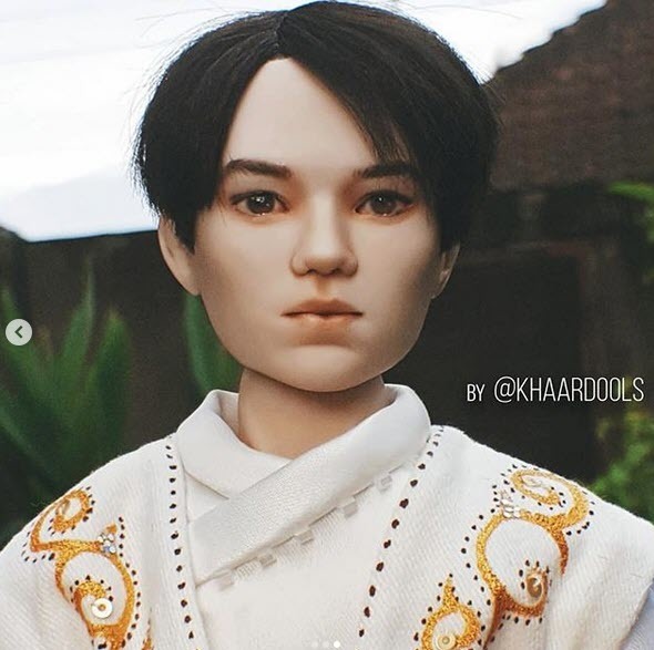 На первом концерте в Москве Димашу Кудайбергенову вручили куклу якутской мастерицы