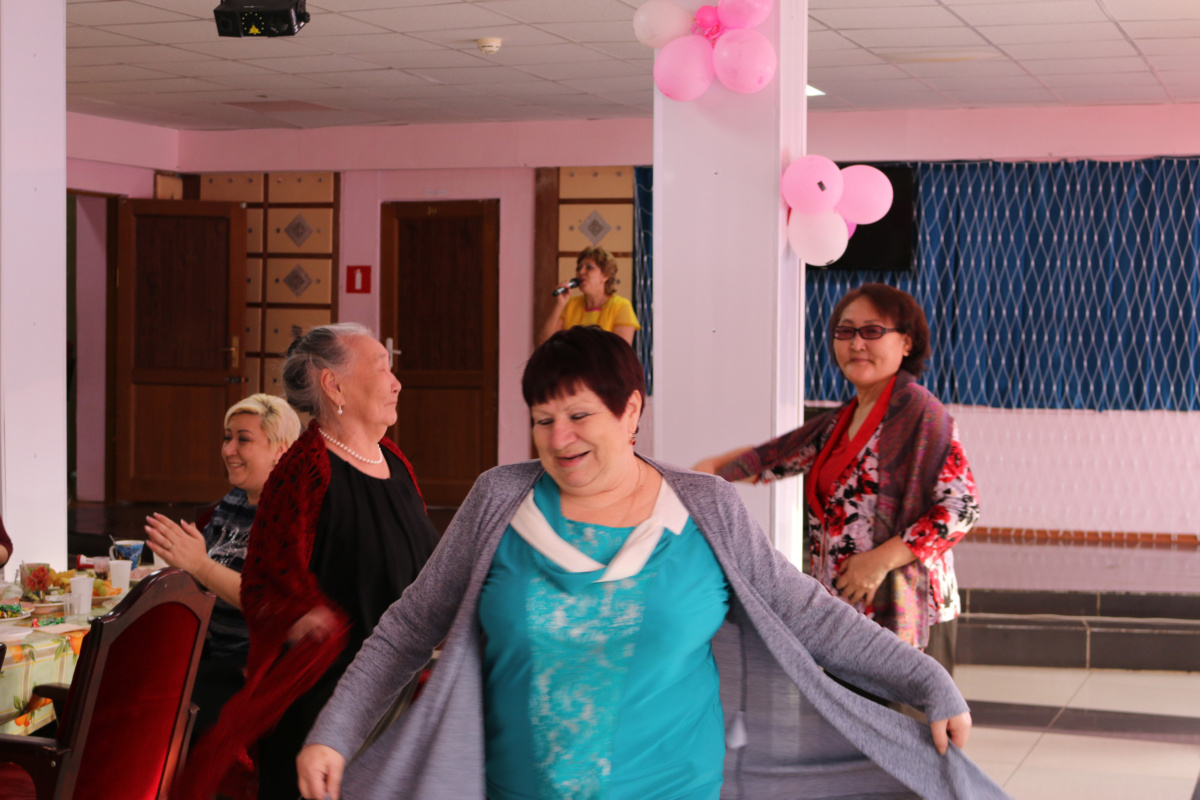 Подарки, поздравления и танцы