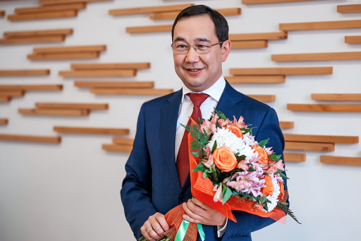 Айсен Николаев поздравляет с Международным женским днем