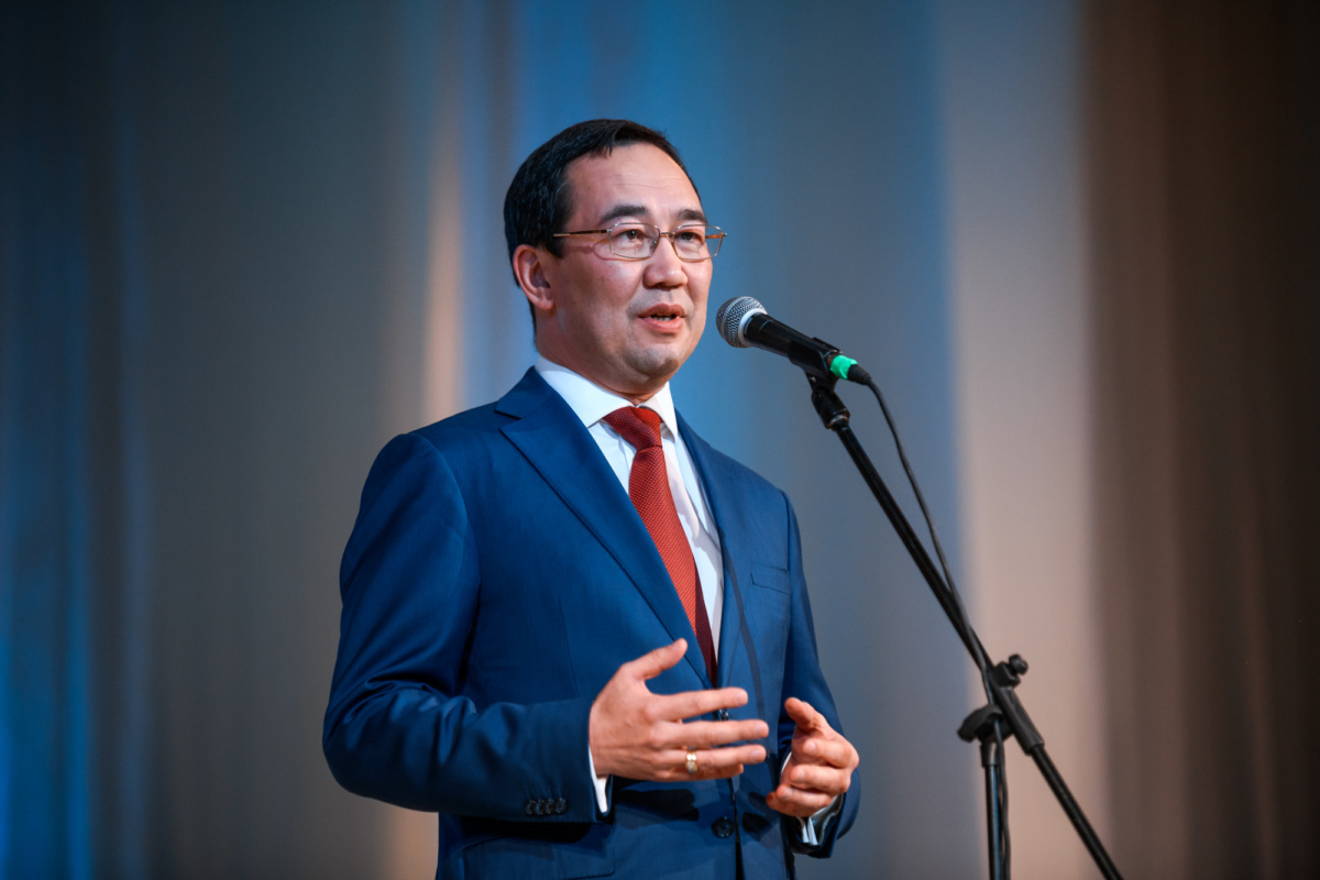 Айсен Николаев поздравил коммунальщиков Якутии с профессиональным праздником