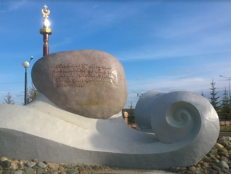 Волонтер продолжает чистить памятники в Якутске