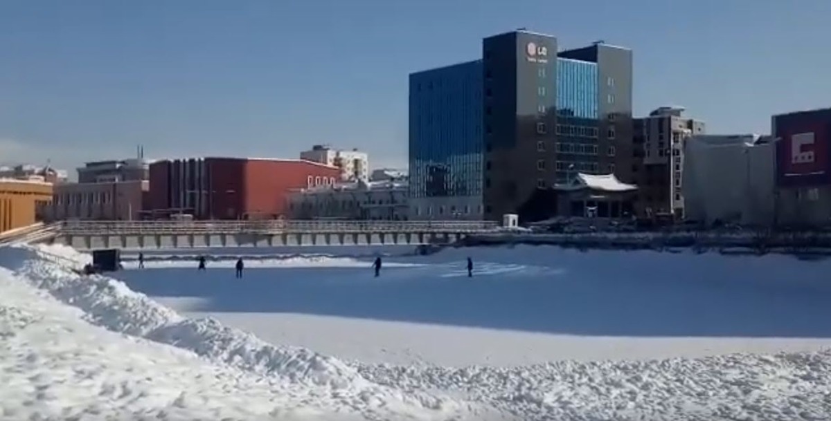 Видеофакт: Родители пожаловались на песню с матами, звучащую на катке в Якутске