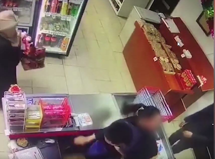 Кассирша и покупательница дали отпор грабителю в магазине Якутска (видео)