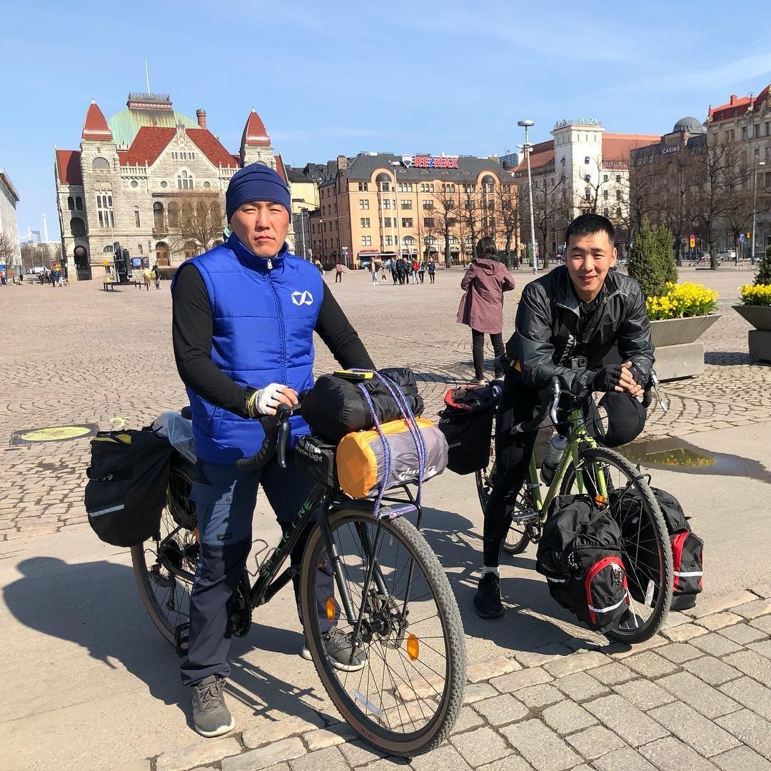 Два шахтера из Якутии путешествуют на велосипедах по Европе