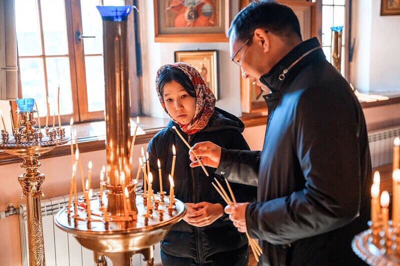 Фотофакт: Глава Якутии с дочкой освятили куличи в Преображенском соборе