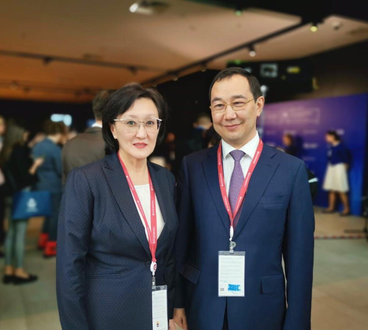 Фотофакт: Айсен Николаев и Сардана Авксентьева на арктическом форуме в Санкт-Петербурге