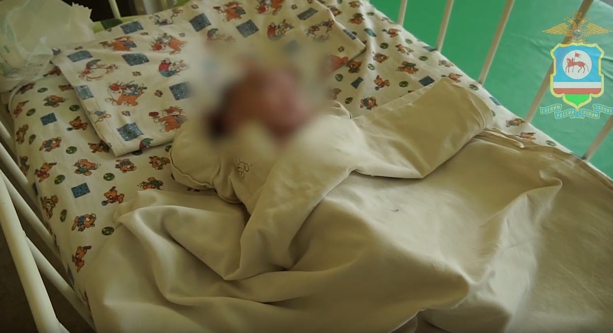 В Якутске спасен трехмесячный младенец, оставленный матерью в квартире на четыре дня (видео)