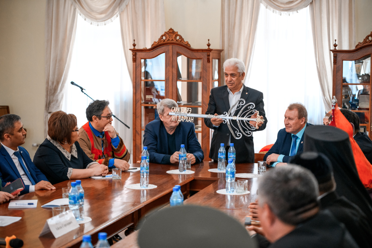 Айсен Николаев провел встречу с руководителями национально-культурных объединений