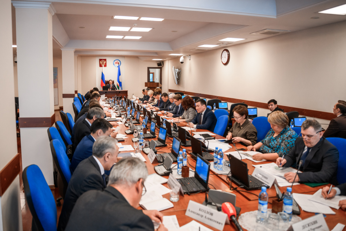 Айсен Николаев провел совещание по подготовке к паводку