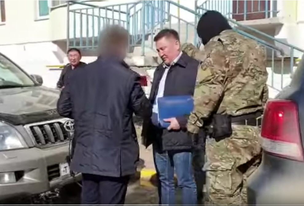 Видео задержания главы Оймяконского района Михаила Захарова