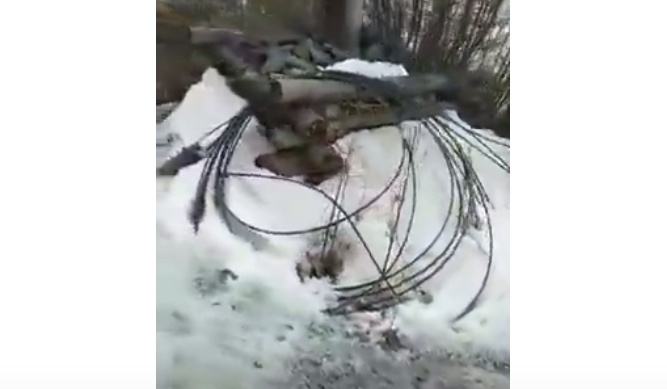 На Колыме сняли видео, на котором кабель быстрого интернета валяется на обочине дороги