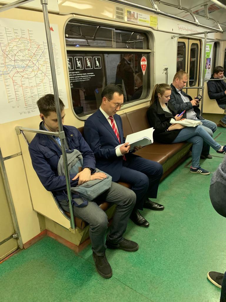 Фотофакт: Айсен Николаев в московском метро