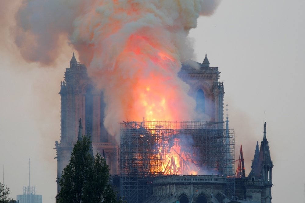 Стало известно о первом пострадавшем при пожаре в Нотр-Дам де Пари