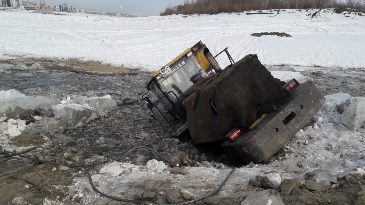 На Зеленом лугу под лед провалился погрузчик