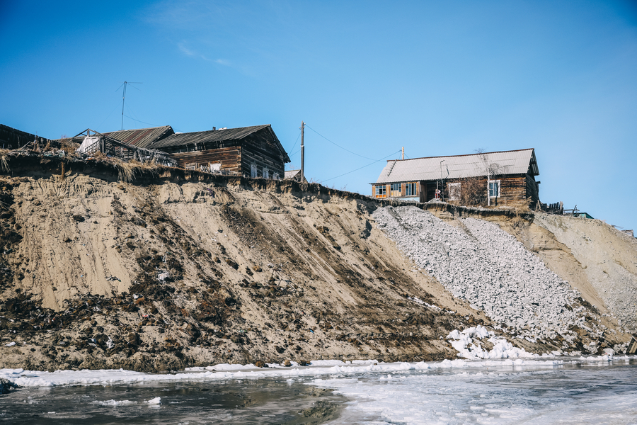 В селе Хатассы ведутся работы по берегоукреплению