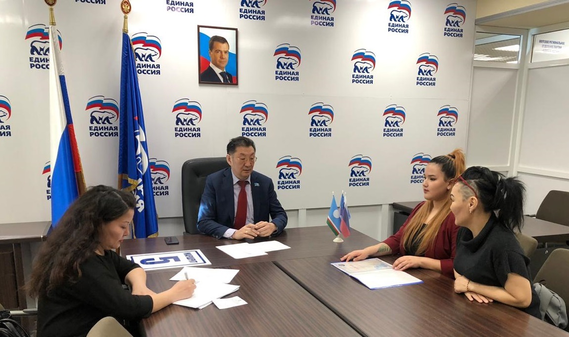 Фотофакт: Владимир Чичигинаров провел прием граждан в общественной приемной Дмитрия Медведева