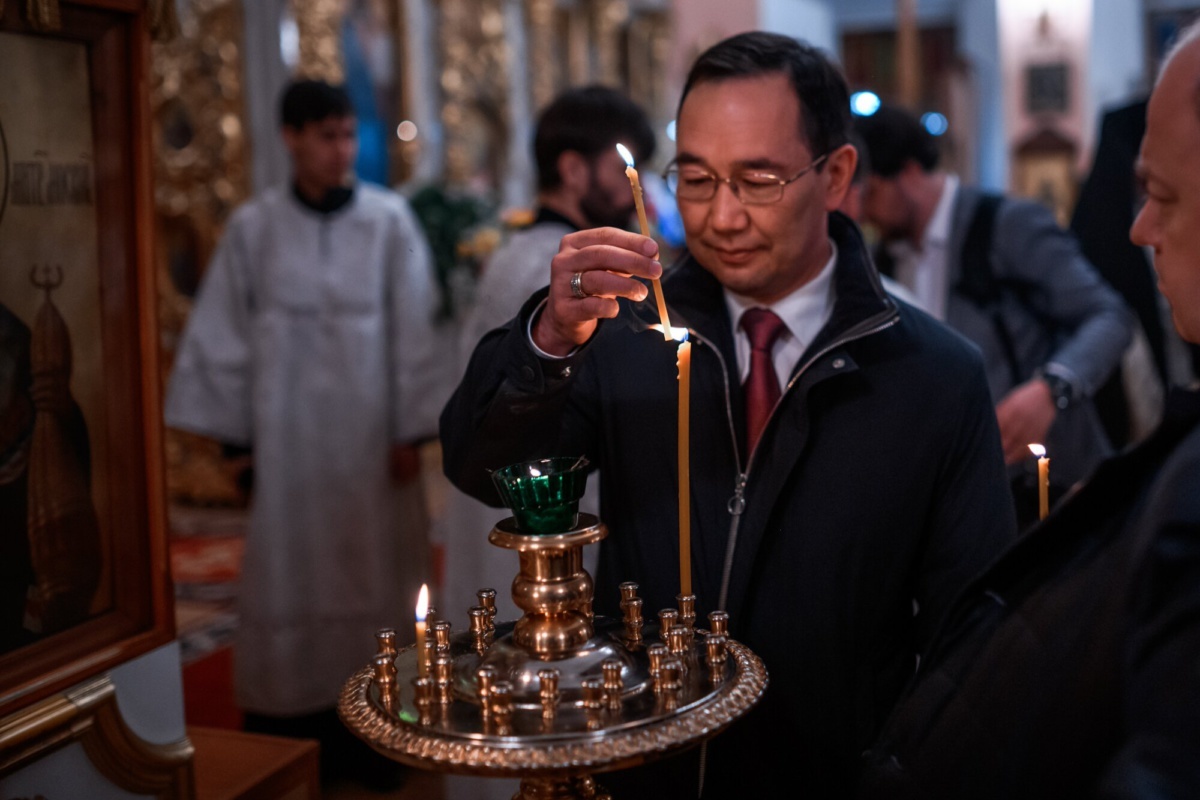 Айсен Николаев поздравил со светлым праздником Христова Воскресения