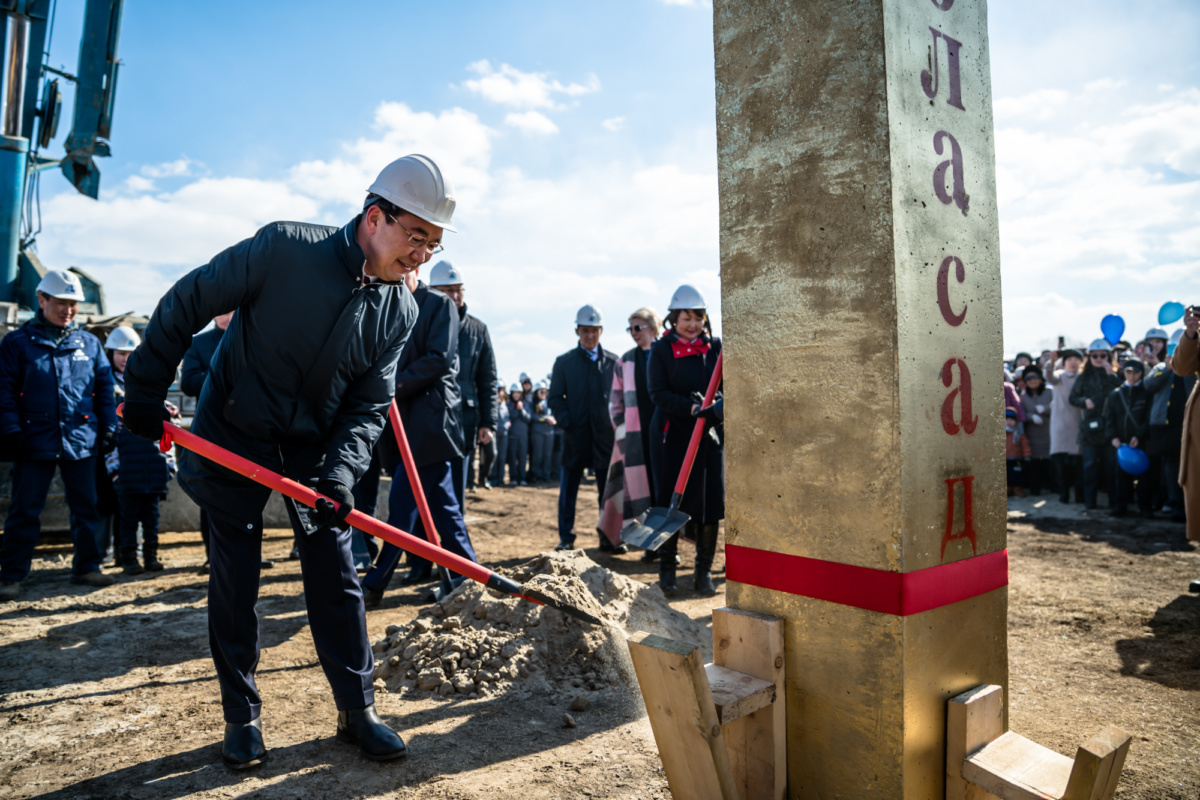 Айсен Николаев дал старт строительству школы-сада в селе Октемцы