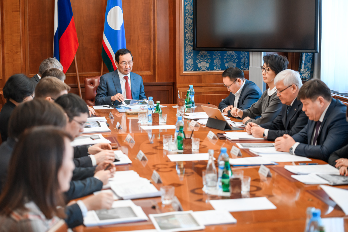 Вопрос начала строительства высокотехнологичной Жатайской судоверфи рассмотрен на совещании у Главы Якутии