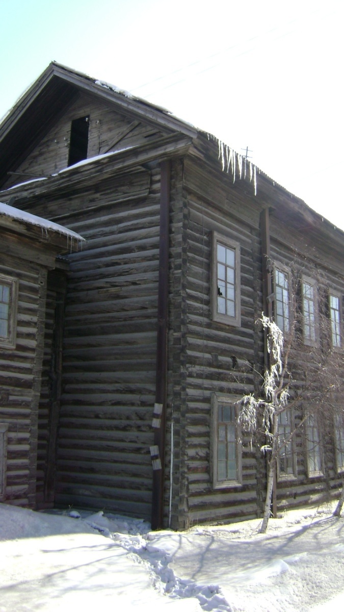 Здание Якутской прогимназии – образец рубки угла «в лапу».