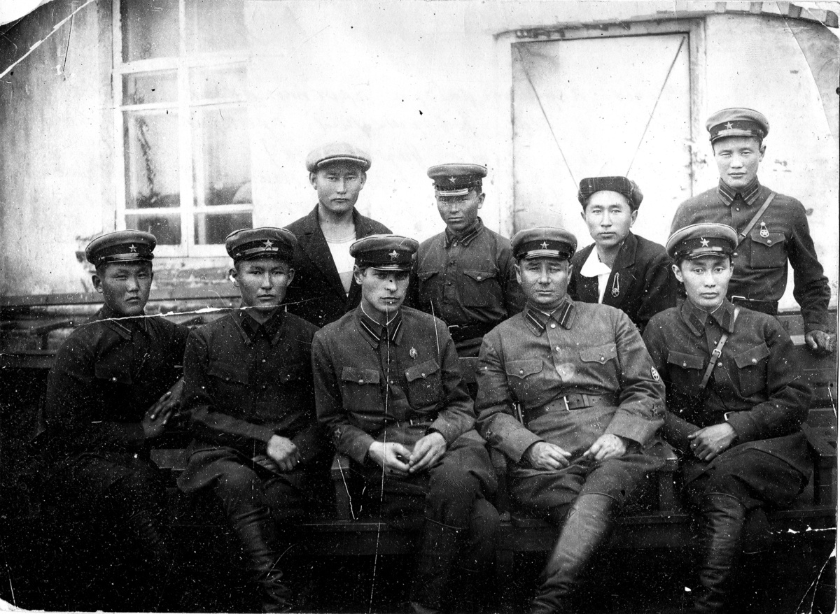 Первый набор практикантов в Управление НКВД ЯАССС. В первом ряду справа Иван Ахчагныров (1936 г.)