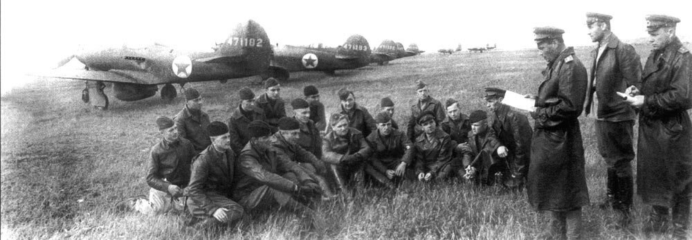 Офицеры 1-й перегоночной авиадивизии получают инструктаж на Якутском аэродроме 