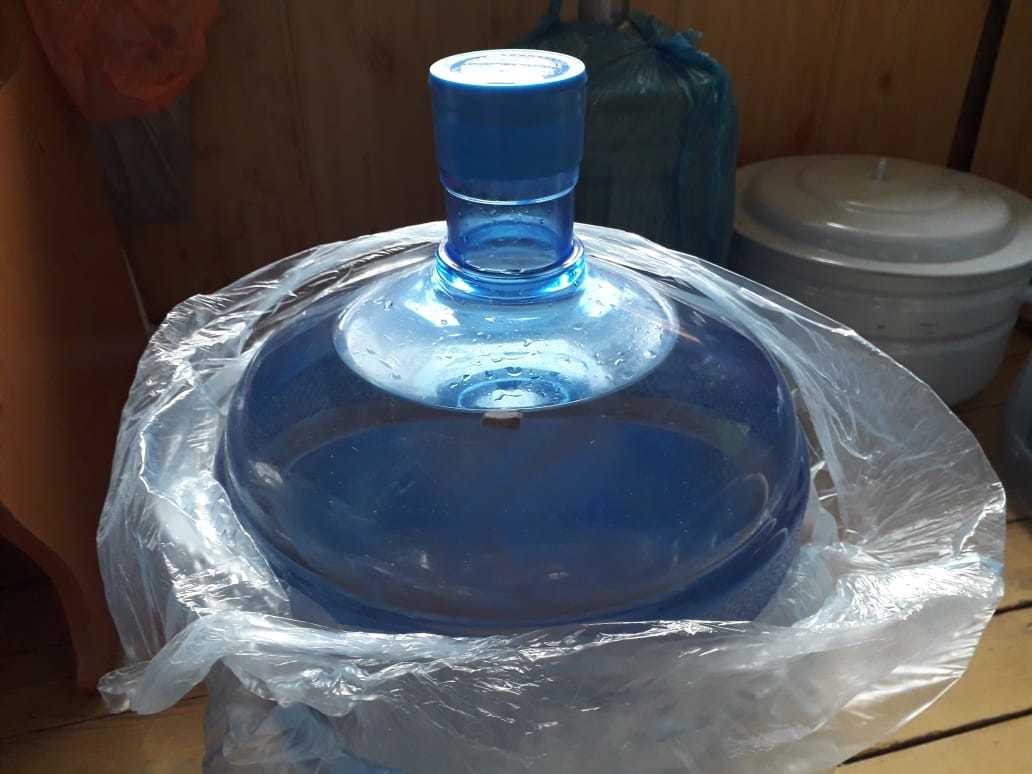 Фотофакт: Внутри бутыли с водой оказалась сосиска