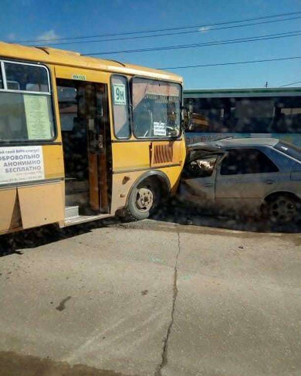 На Маганском тракте иномарка столкнулась с автобусом (видео)