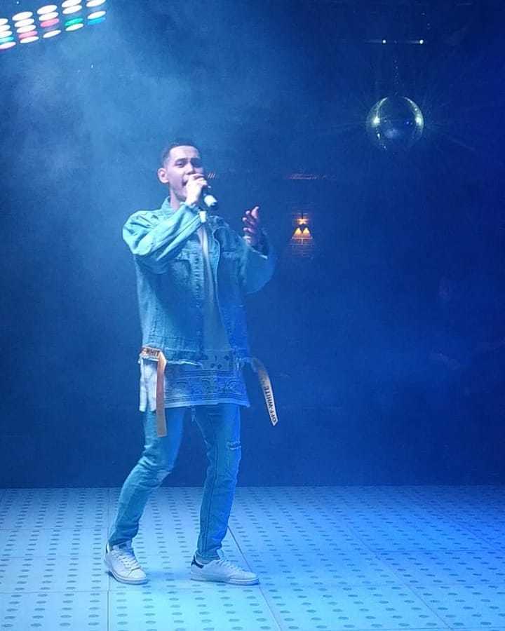 "Я хочу от него детей!", - фанатки одолевают певца Леона (видео)