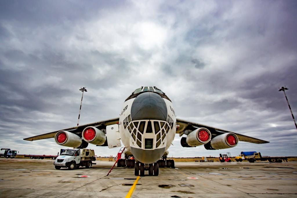 Аэропорт "Якутск" принял грузовой самолет Ил-76