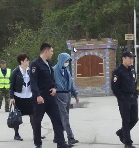 Фотофакт: В парке Якутска задержан пожилой мужчина в маске