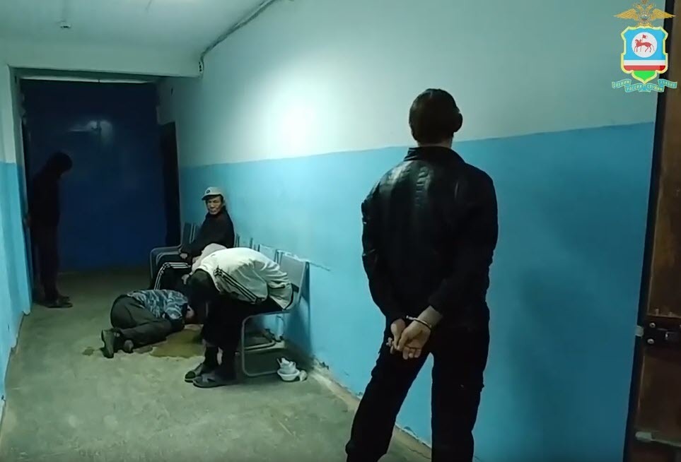Злоумышленники, напавшие на продавца овощного киоска в Якутске, задержаны. Им грозит до 10 лет лишения свободы (видео)