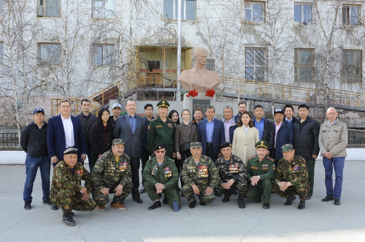 В Якутске возложили цветы к памятнику Герою России