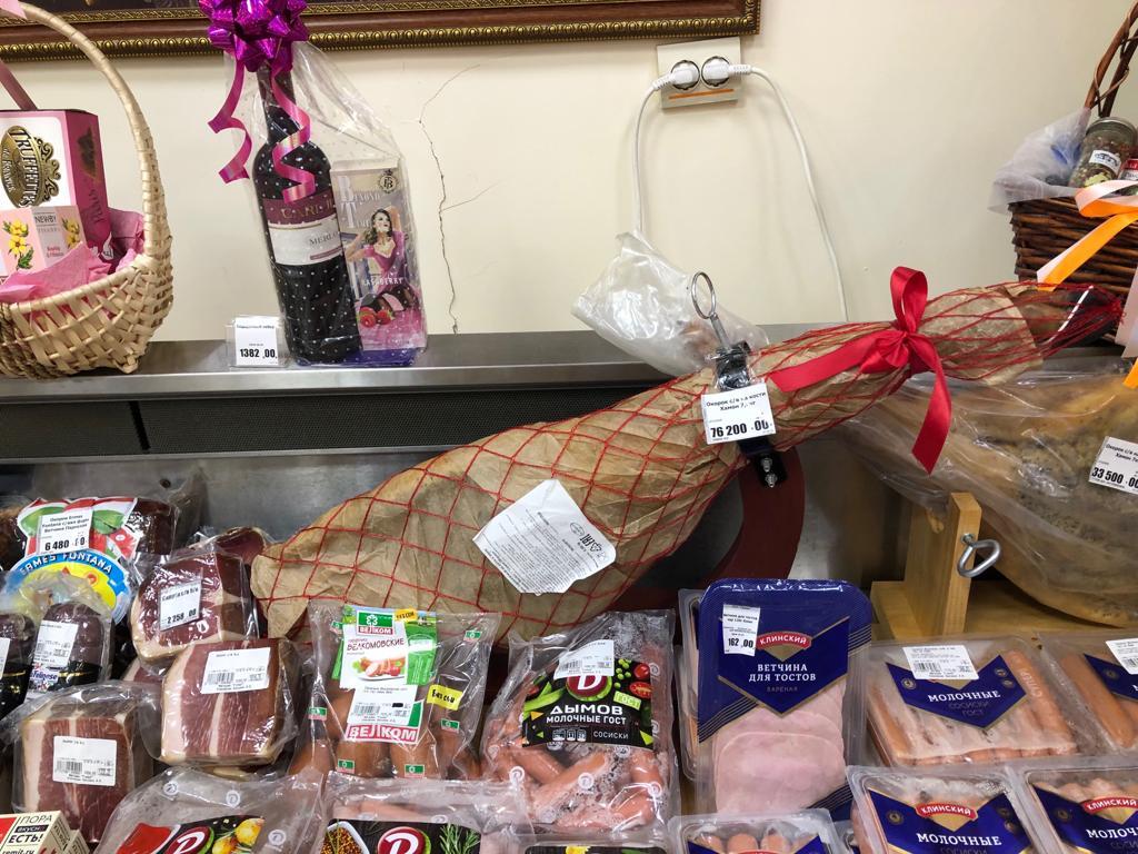 Хамон за 76 тысяч рублей, молоко за 395 рублей и черешня за тысячу. Самые дорогие продукты в Якутске