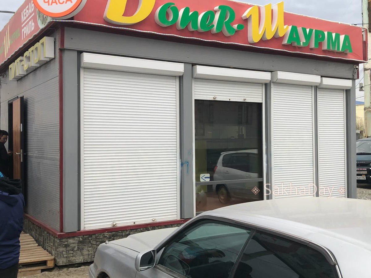 Фотофакт: В Якутске киоск с шаурмой продолжает работать, несмотря на запрет суда