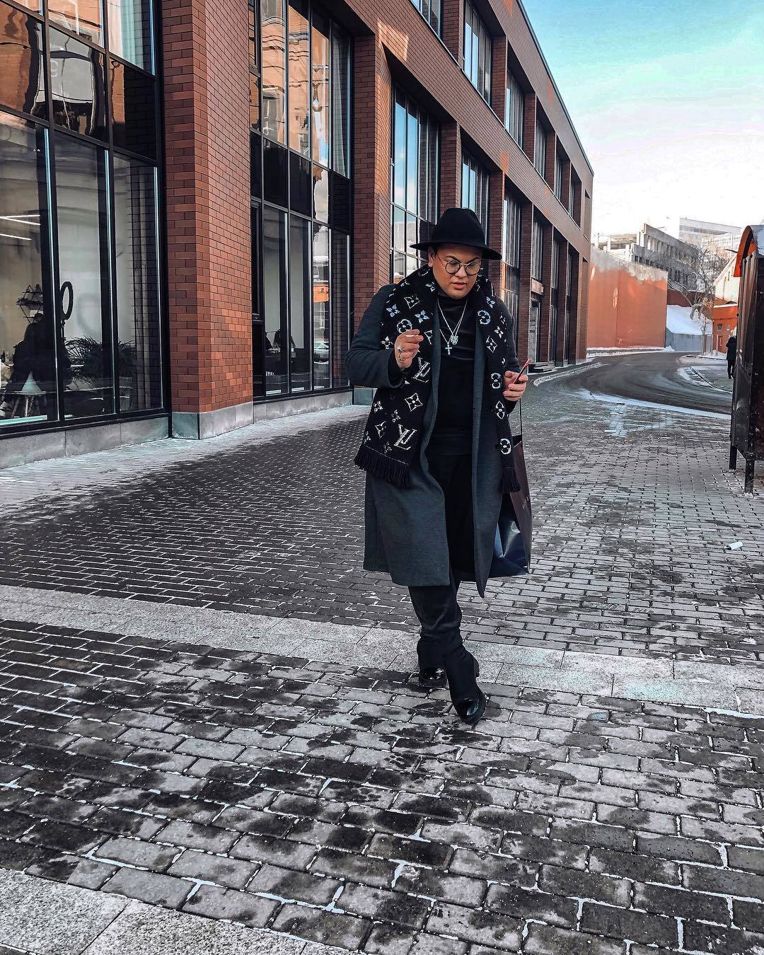 Скандальный стилист Подшивалов сообщил в интервью, что носит вещи от Версаче, Гуччи и Шанель на сумму миллион рублей